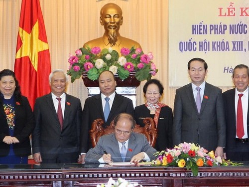 La nouvelle constitution a officiellement été signée par le président de l’Assemblée nationale - ảnh 1